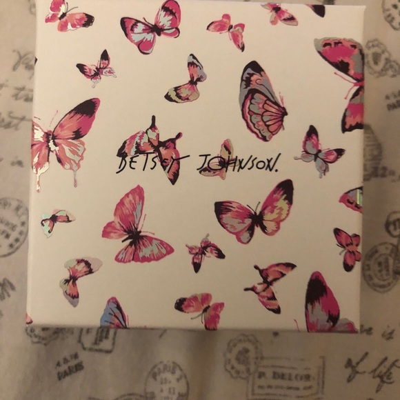 Betsey Johnson Gold Tone Lucite Heart With Flower & Butterfly Drop Earrings NIB - Picture 8 of 12